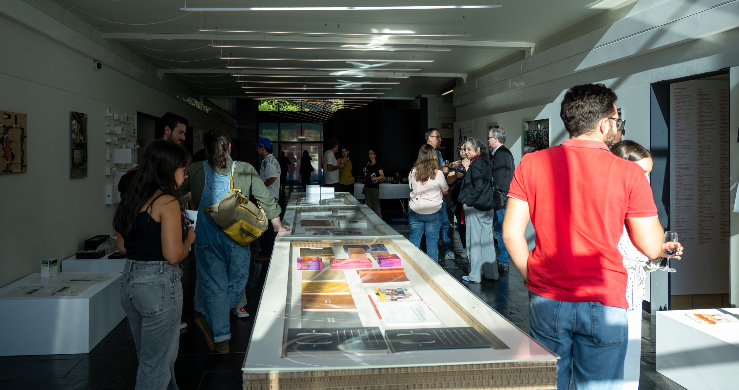 Visitantes na inauguração da exposição «Indústria Gráfica – Impressões que Permanecem», na ESAD