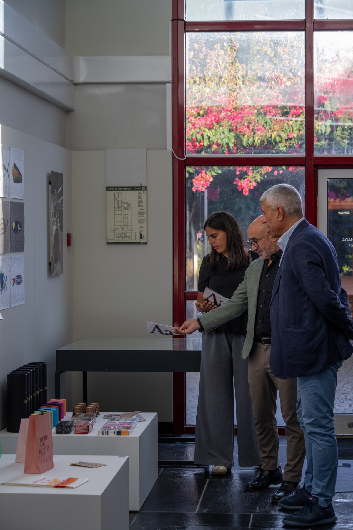 Visitantes consultam objetos e conteúdos da exposição na ESAD