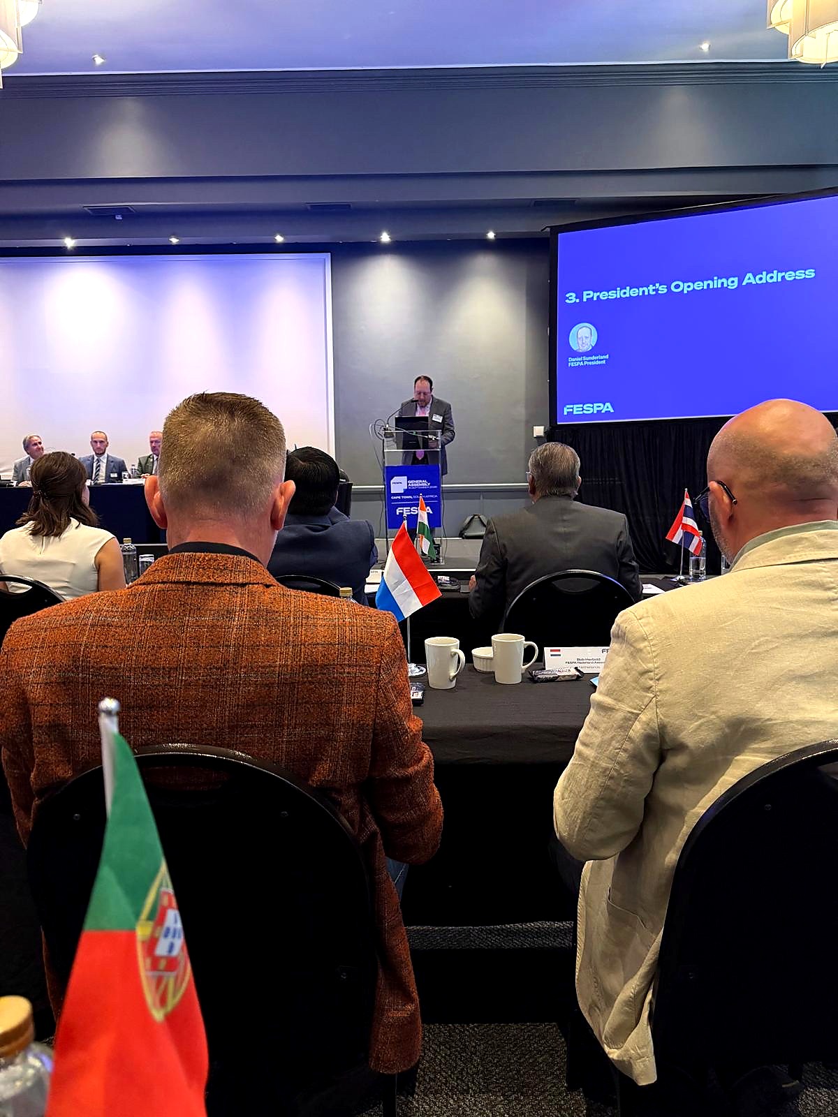 Delegados na Assembleia Geral da FESPA 2026, na Cidade do Cabo, com a bandeira portuguesa em primeiro plano