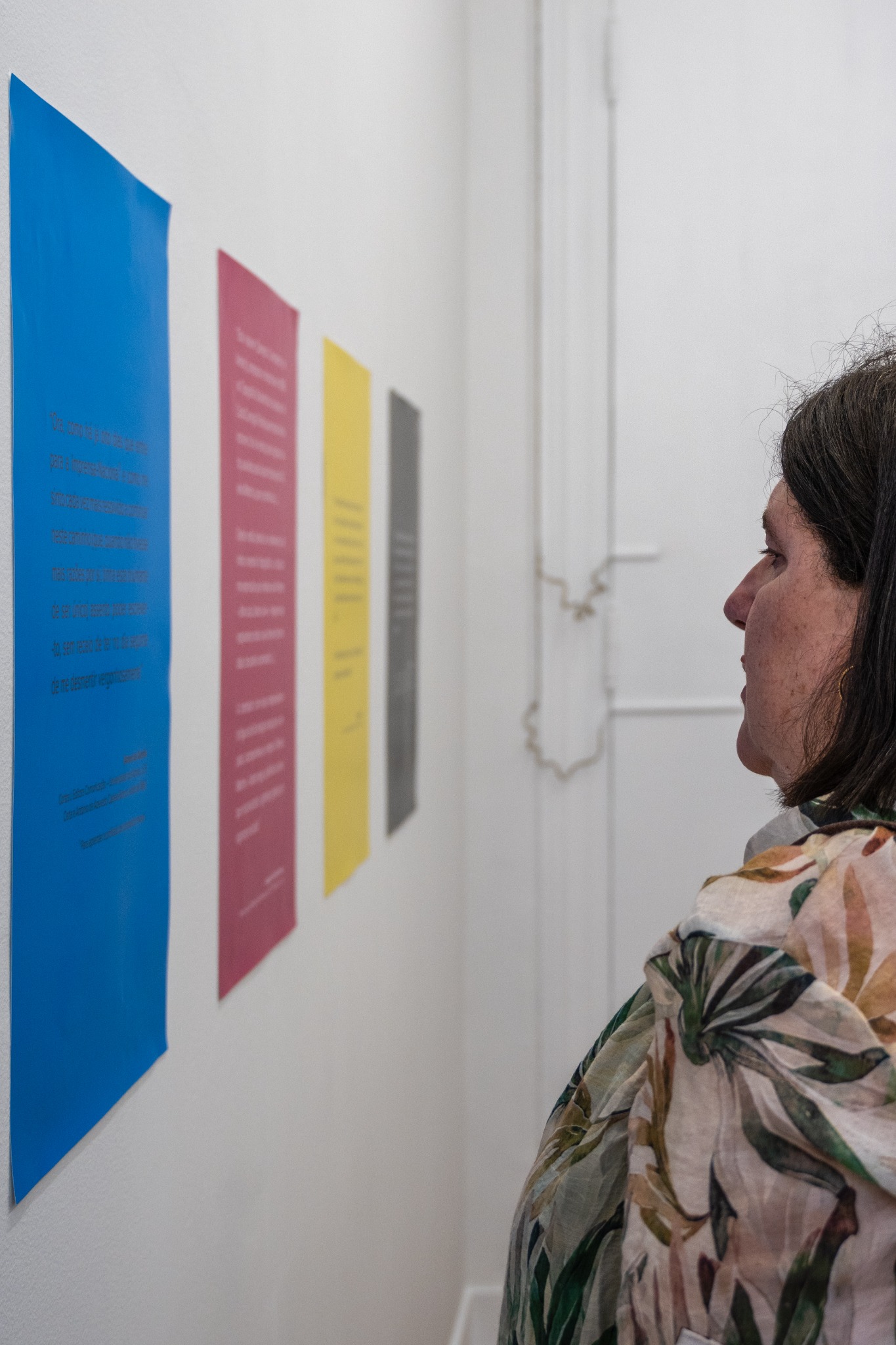 Visitante observa cartazes tipográficos apresentados na exposição