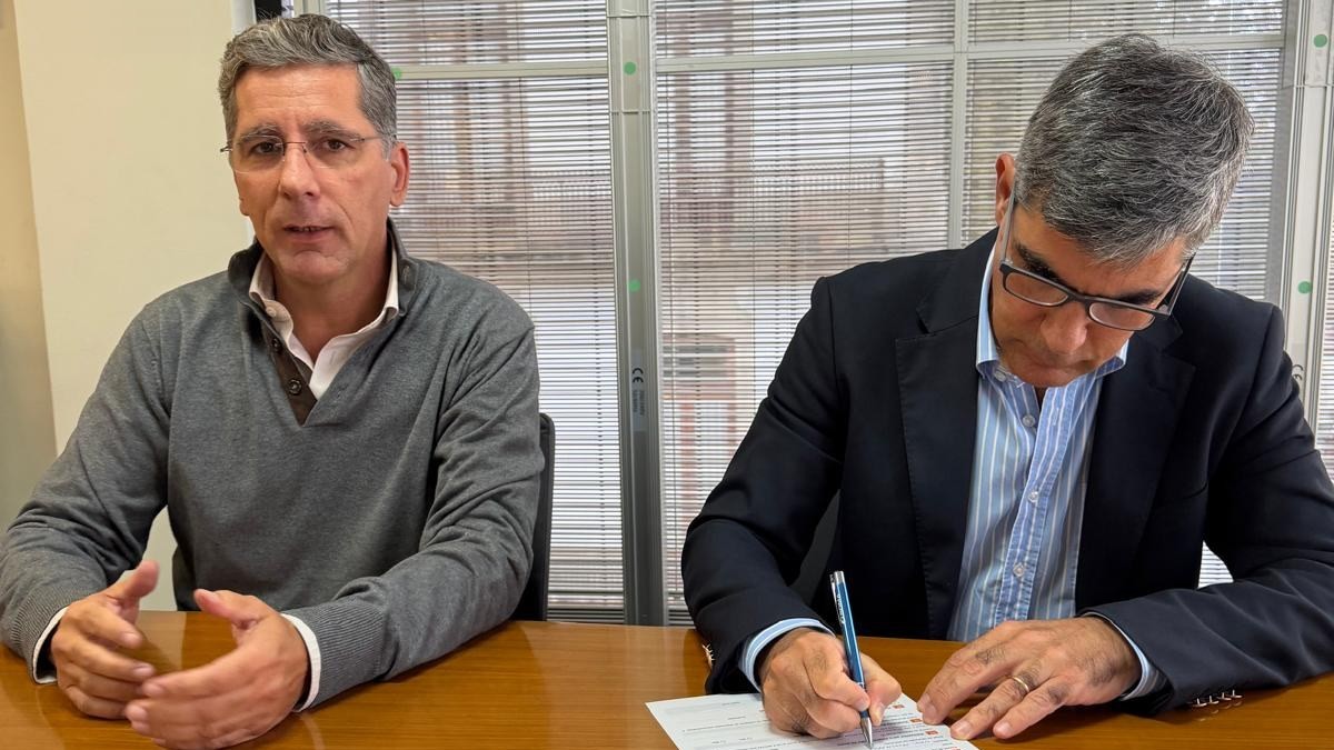 Assinatura da adesão à APIGRAF durante o encontro na Tecnimprensa