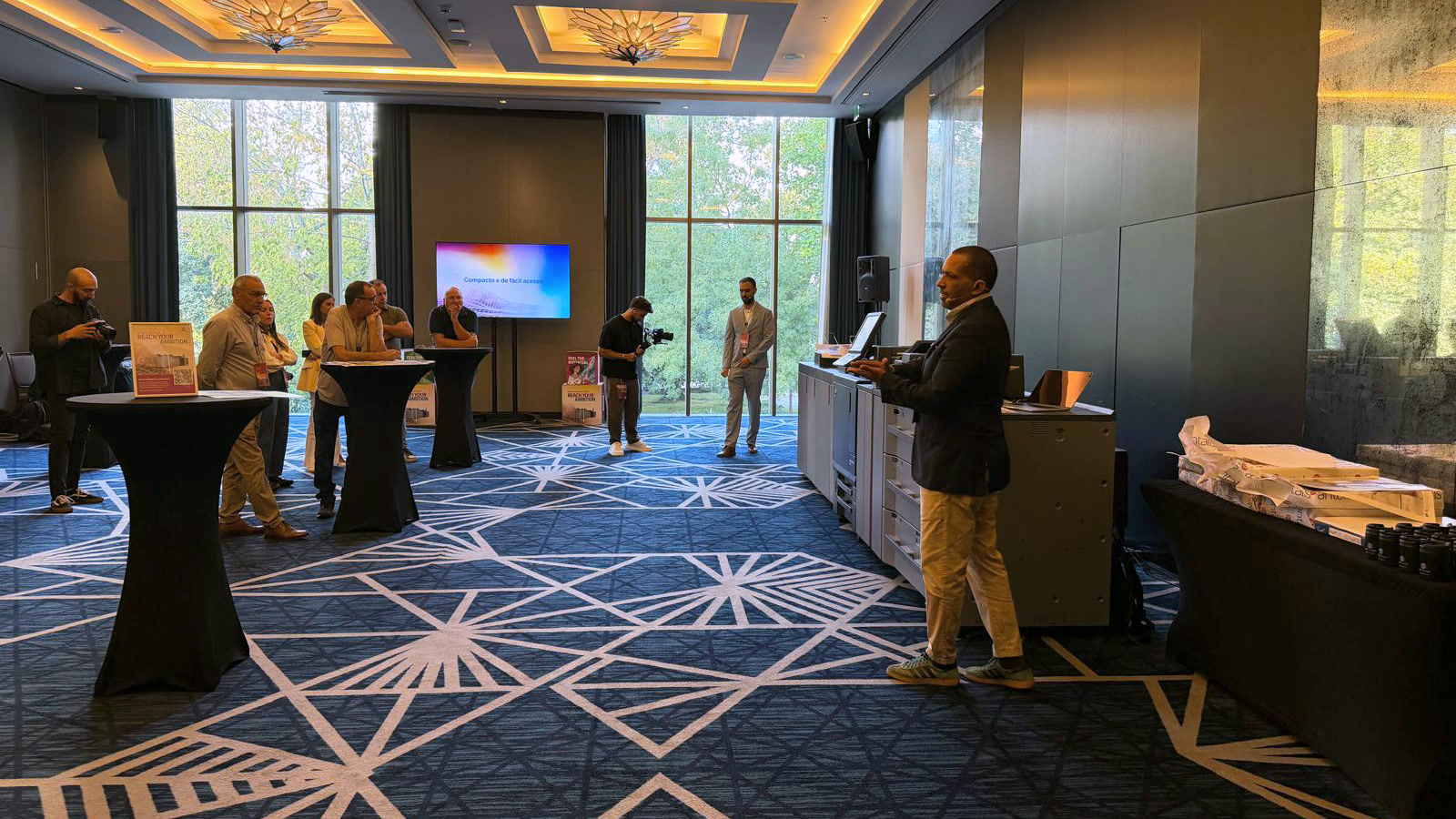 Apresentação da AccurioPress C5070 no Crowne Plaza Porto, com participantes junto ao equipamento